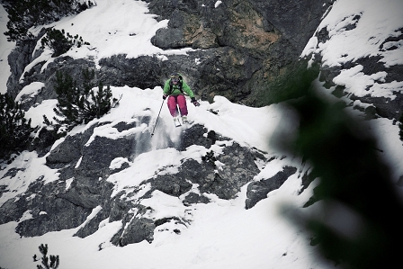 skifahrerin springt von felsen